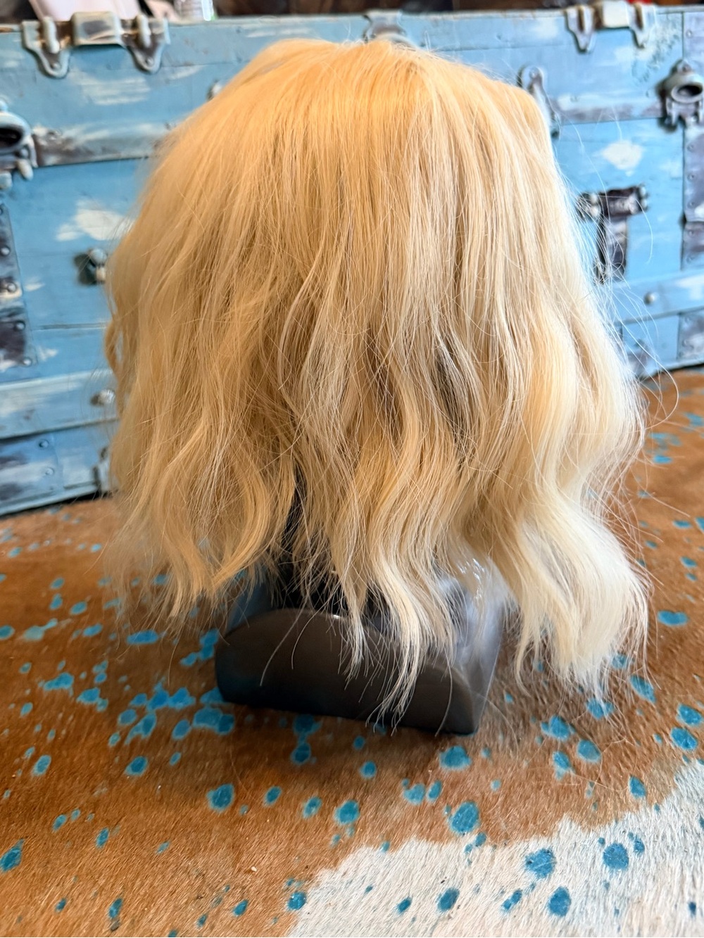 Short blonde wig